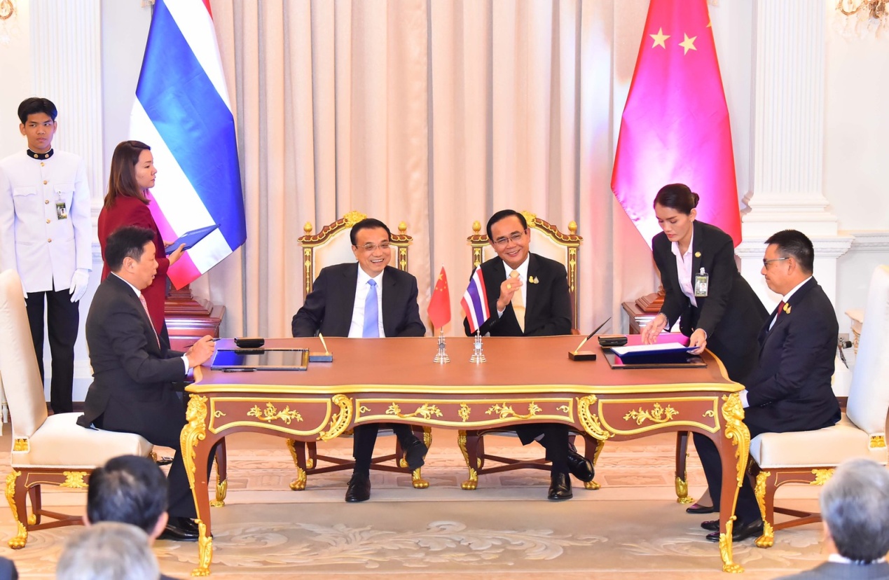 李克强总理与泰国总理巴育共同见证中国科学院曼谷创新合作中心与泰国暹罗皇家水泥集团签署战略合作协议